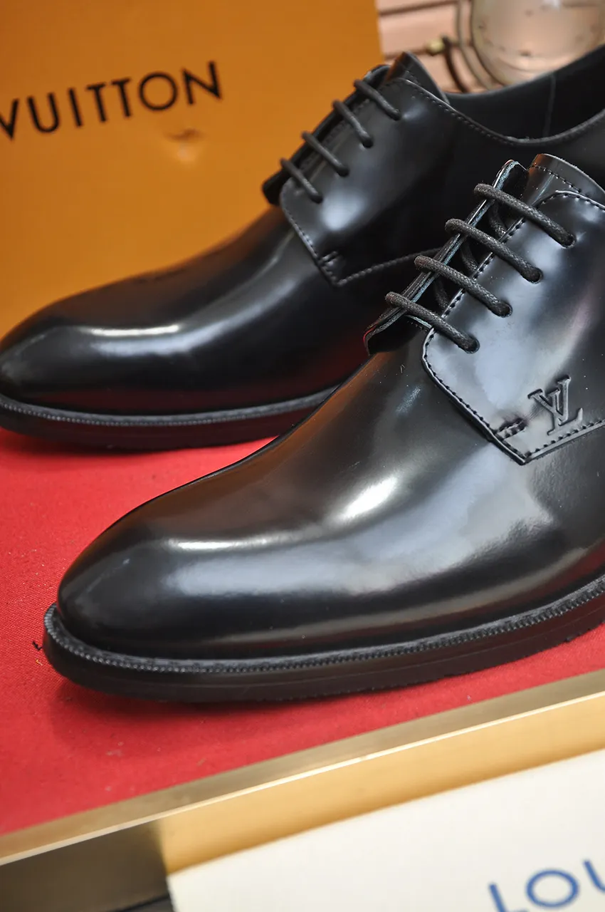 Men's men's shoes 💰500💶 [LV] (original single cowhide lining) 🍀LV's latest genuine leather business suit shoes are launched simultaneously on the official website. The first-layer cowhide imported from Italy is made of heavy gold, 💥official website 1:1 rubber outsole. Versatile to wear, high-end without losing class, and the color combination is extraordinary. This four-season style is alluring when worn on your feet, showing off your big-name flair. Standard code 38-45 (45 customized)